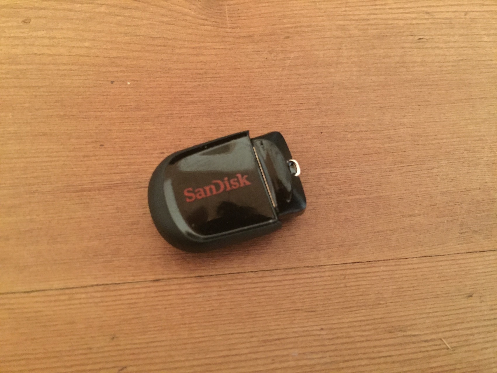 超小さい「SanDisk USBフラッシュメモリー」うちの大学生が持ち歩く